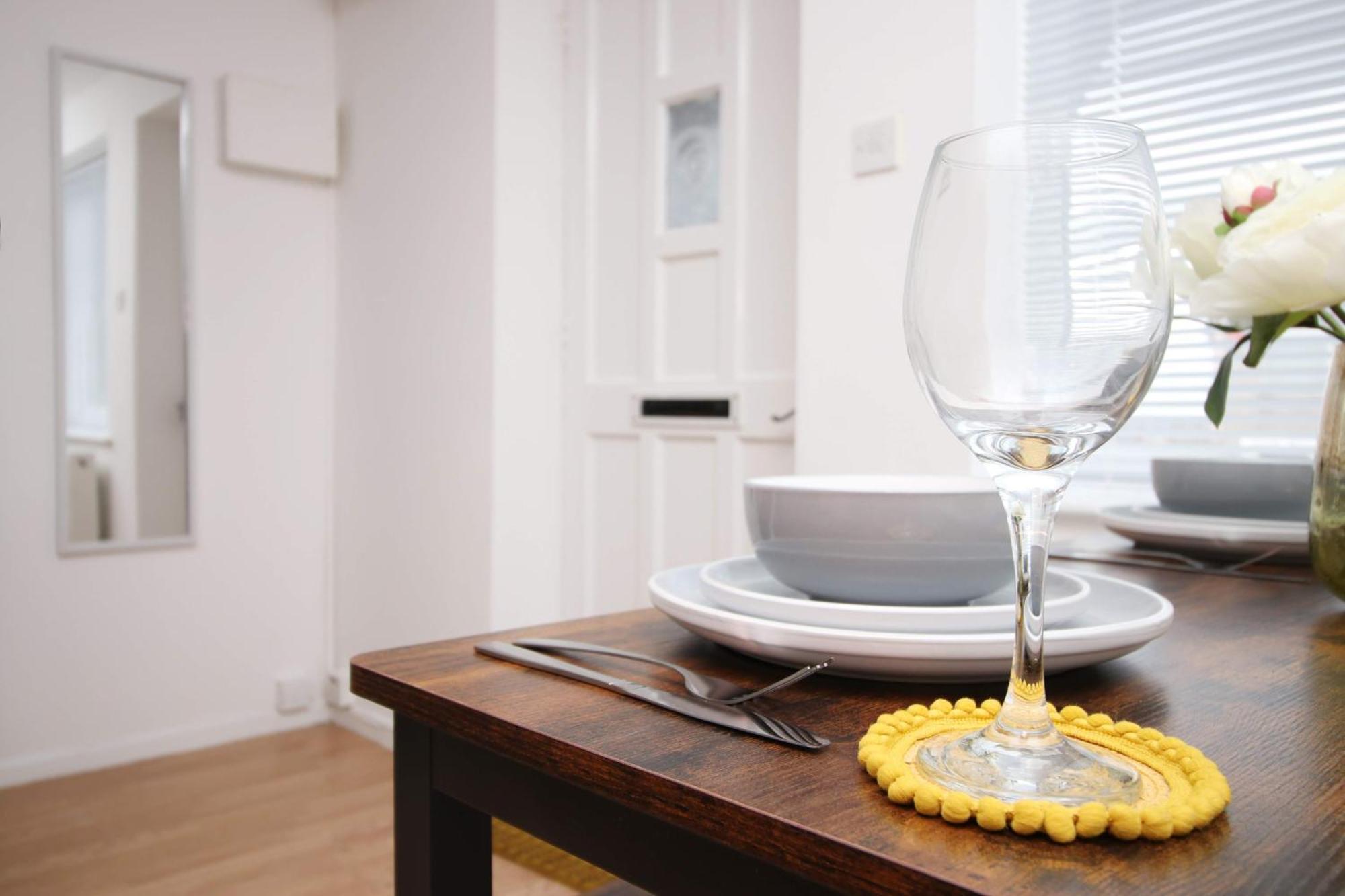 2Bedroom Home- Free Parking, Wi-Fi & Patio- Available For Long Or Short Term Бристоль Экстерьер фото